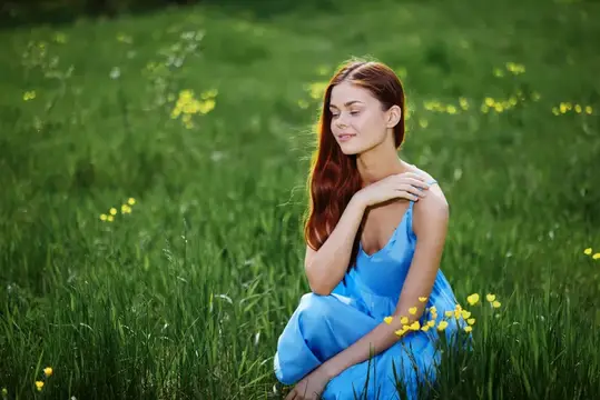 Весной женщина на природе улыбается, обнажая зубы