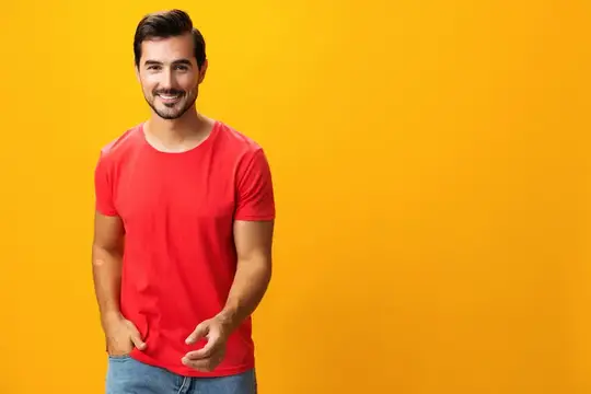 Стильный мужчина, модель, мода, изолированный, жест, жёлтый, уверенный, выражение, пространство для копирования, смеётся, улыбка, студия, фон, улыбающийся, образ жизни, привлекательный, рука…