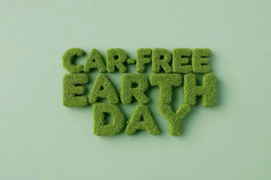 Текст, покрытый мхом, гласит «Car Free Earth Day» на светло-зеленом фоне, что подчеркивает важность экологической устойчивости и экологичного образа жизни