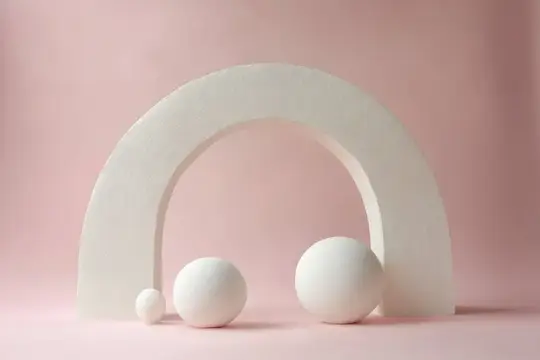 3D-рендер с белой аркой и шарами на розовом фоне
