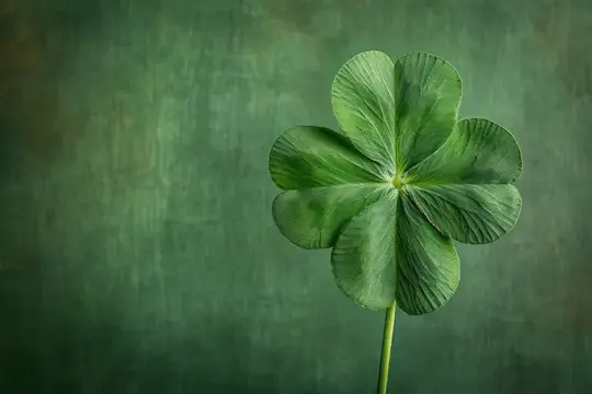 Четырёхлистный клевер на зелёном фоне