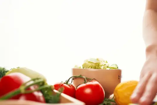 Свежие овощи и салат на светлом столе перед готовкой