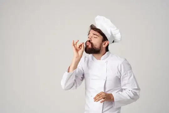 Шеф-повар занимается кулинарией на изолированном фоне