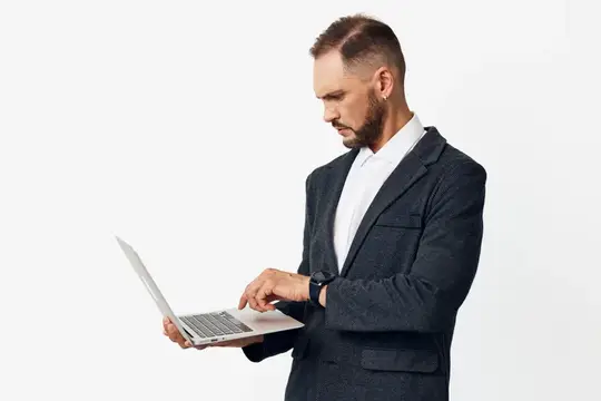 Этот портрет запечатлевает собранного руководителя в темном костюме, демонстрирующего амбиции, устойчивое настроение и практическое взаимодействие с цифровыми инструментами на современном экране на…
