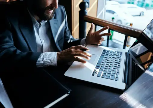 Работа за ноутбуком, технологии, общение, официальный стиль, образ жизни
