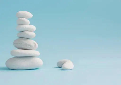 Башня из белых камней на голубом фоне