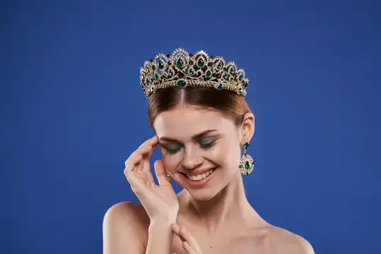 Красивая женщина, роскошь, обнаженные плечи, косметика, мода, веселье, синий фон