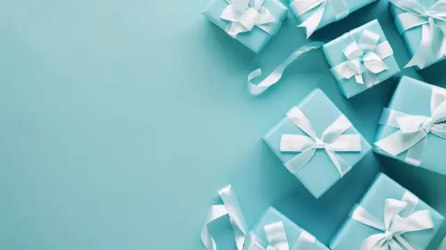 Множество синих подарочных коробок с белыми лентами на синем фоне, с местом для текста