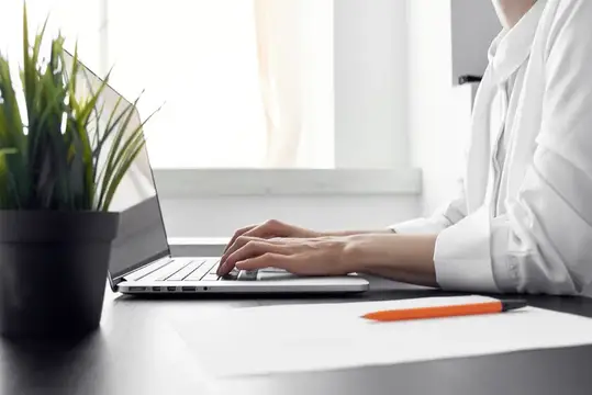 Бизнесвумен с документами, профессиональная работа на светлом фоне