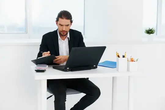 Бизнесмены работают за ноутбуком, на их лицах читаются эмоции, запечатлён образ жизни