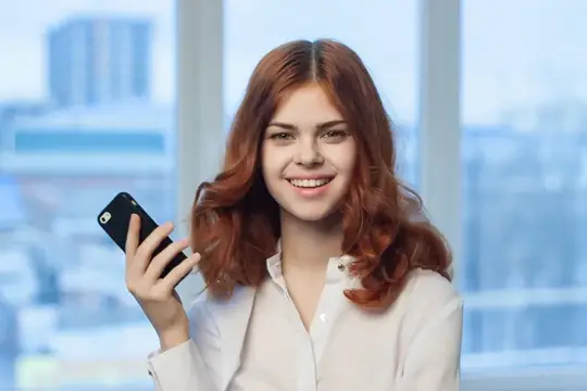 Деловая женщина разговаривает по телефону в профессиональном офисе