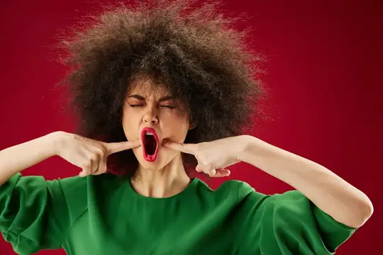 Кудрявая девушка с закрытыми глазами и открытым ртом на красном фоне