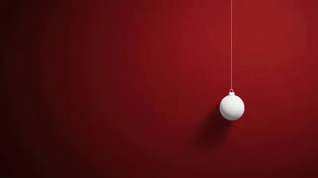 Белый ёлочный шар на красном фоне с тенью