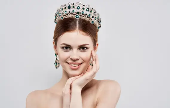 Красивая женщина с обнаженными плечами, диадемой и ювелирными украшениями — принцесса