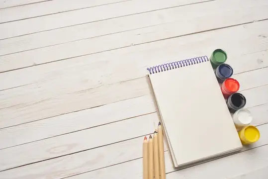 Блокнот, акварельные краски, рисунок, творчество на деревянном фоне