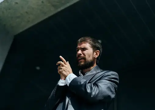 Деловой мужчина в костюме разговаривает по телефону на улице, бизнес-менеджер, руководитель