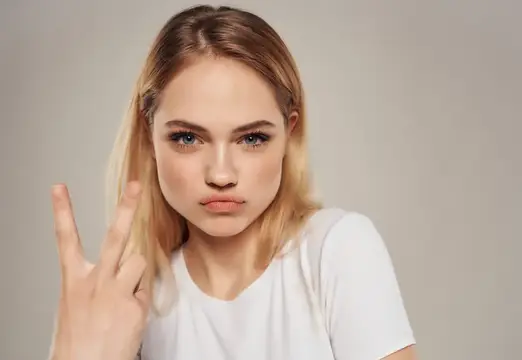 Симпатичная женщина в белом с привлекательным взглядом, счастливая