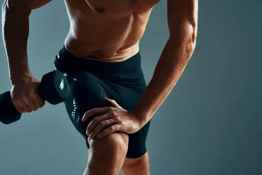 Спортивный мужчина с накачанным телом выполняет упражнения на фитнес на изолированном фоне
