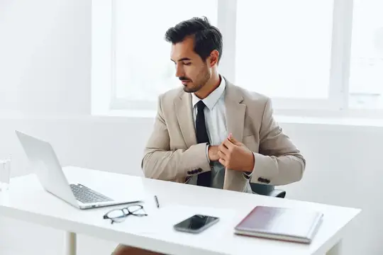 Руки мужчины, сидящего за столом