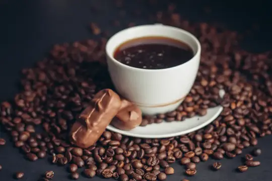 Чашка кофе и плитка шоколада на блюдце