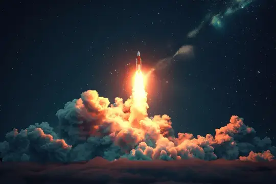 Мощная ракета взлетает с покрытого облаками ландшафта, освещая темное небо ярким пламенем и дымом