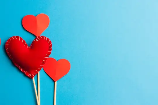 Мягкое сердечко на палочке, подарок и украшение ко Дню святого Валентина на синем фоне