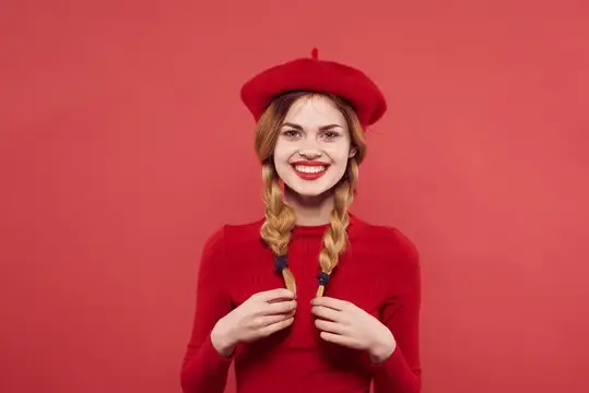 Красивая женщина с хвостиками, весёлая, с красными губами, роскошь, изолированный фон