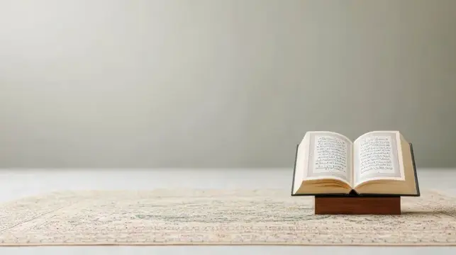 Раскрытая книга на деревянной подставке лежит на старинной карте