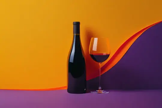 Бутылка красного вина и бокал на оранжево-фиолетовом фоне