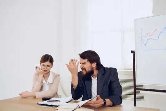 Коллеги по работе общаются за профессиональным столом в офисе