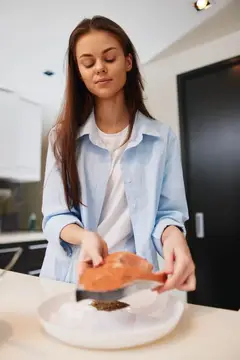 Молодая женщина с закрытыми глазами на кухне пересыпает специи
