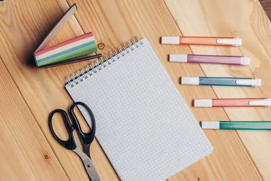Блокнот, маркеры для рисования, рабочий стол, школьные канцтовары