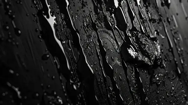 Капли воды стекают по чёрной глянцевой поверхности
