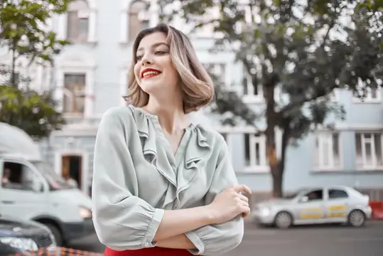 Красивая блондинка с красными губами прогуливается на свежем воздухе, стиль жизни
