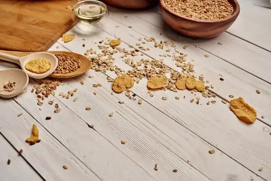Деревянная посуда и еда, мюсли, вид сверху