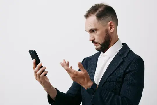 Спокойное, но напряженное выражение лица подчеркивает уверенность и решимость