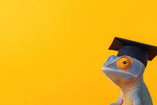 Хамелеон в выпускной шапочке на жёлтом фоне