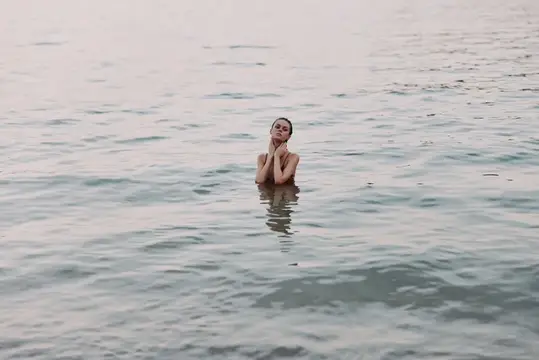 Безмятежный, созерцательный момент на бескрайней воде, располагающий к уединению и тихой задумчивости