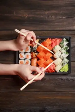 Роллы суши, деревянные палочки, начинка из морепродуктов, деликатес, азиатская еда