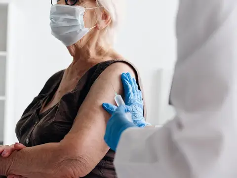 Медсестра делает инъекцию в руку пациента в больнице, вакцинный паспорт