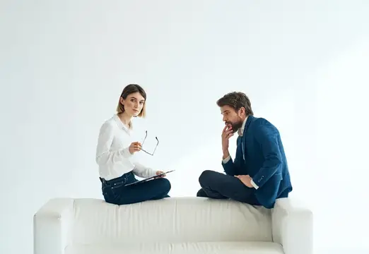 Общение коллег по работе, финансы, офисные работники, белый диван