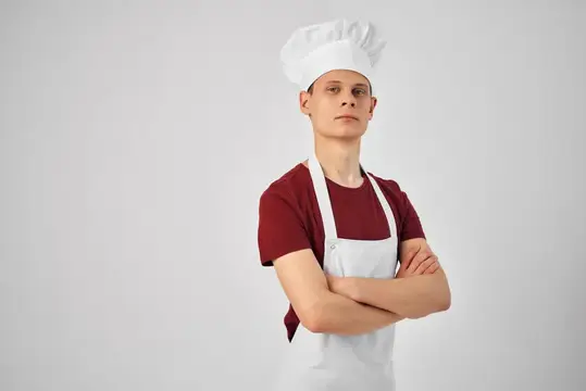 Мужчина в форме шеф-повара на кухне, работающий по профессии