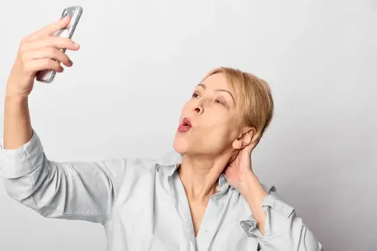 Портрет женщины, делающей селфи на смартфон