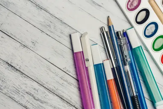 Краски, цветные карандаши, ручки, деревянный фон, текстура