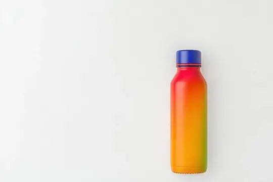 Яркая красно-оранжевая бутылка для воды с синей крышкой на белом фоне