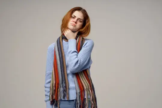 Рыжеволосая женщина, шарф на шее, холодный платок, светлый фон