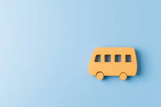 Деревянный автобус на голубом фоне