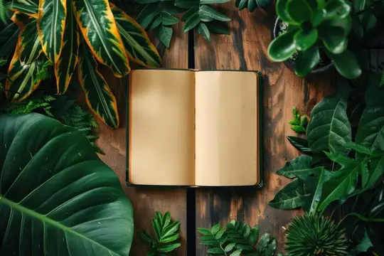 Открытая книга в окружении тропических листьев на деревянном столе