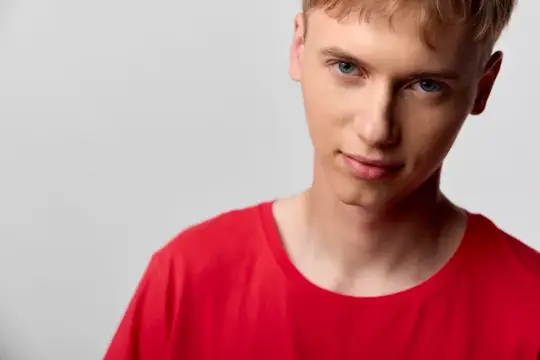 Молодой человек, красная рубашка, крупный план, студийное освещение, задумчивое выражение лица, повседневная одежда для модной и жизненной съемки, чистый фон, мягкие тона, современный вид, минимум…
