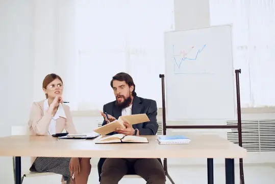 Бизнесмен общается с секретаршей в офисе, эмоции, работа